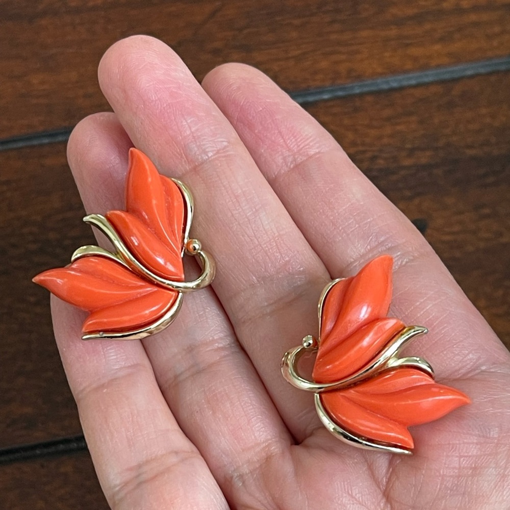 1980s faux coral gold tone clip on earrings